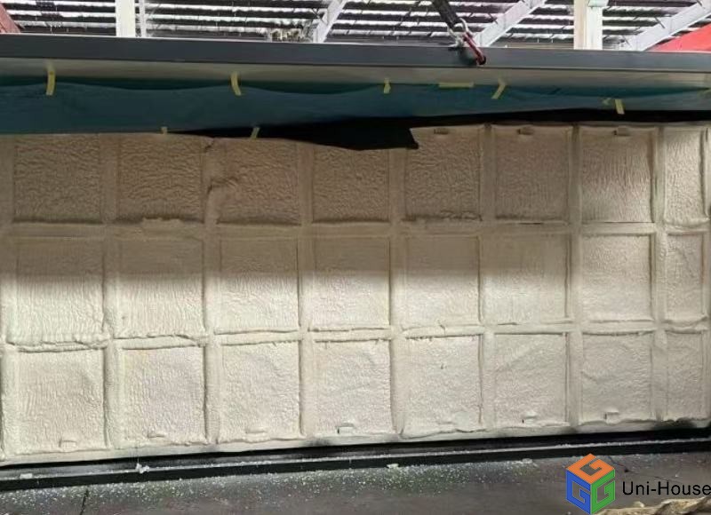 PU Material Spraying On The Bottom Of The Expandable Container